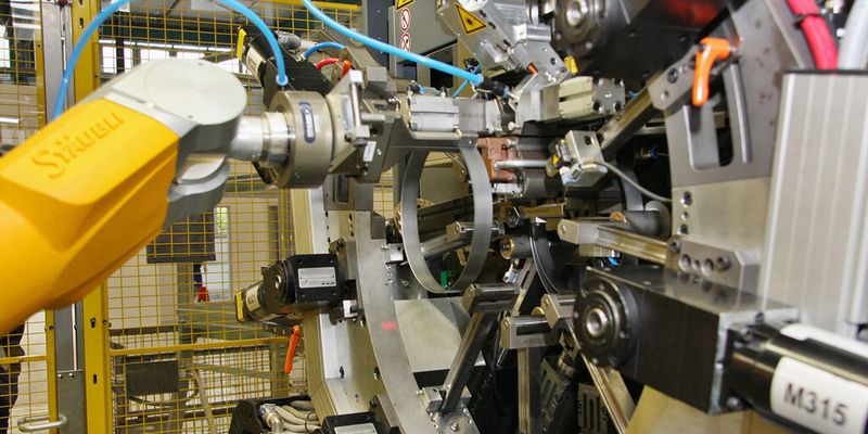 Labels an jedem Werkstück und die vollständige Vernetzung von Machinen sind das "Internet of Things" und läuten die vierte industrielle Revolution ein.