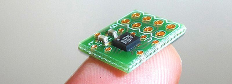 Einzelner Sensor auf Platine im Größenvergleich mit einem Finger