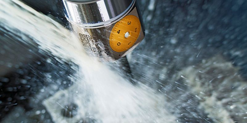 Bild 1: Eine Untersuchung hat gezeigt, dass die Standzeit von Werkzeugen für die Titanbearbeitung stark erhöht werden kann, wenn Werkzeugschneide und Kühlschmierstoff sorgfältig aufeinander abgestimmt werden.