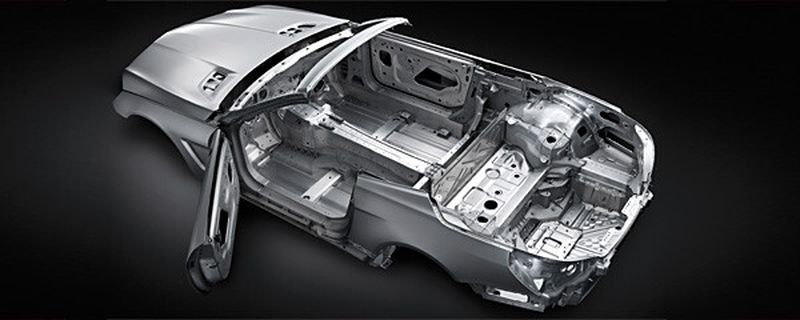 Die Rohbaukarosse des Mercedes-Benz SL ist der erste Großserien-Vollaluminium-Rohbau der Schwaben. Die Karosserie ist aber nicht der einzige Einsatzort des Werkstoffs Aluminium.