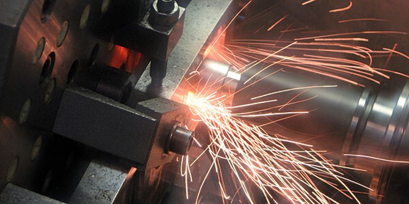 Trockenbearbeitung eines Werkstücks aus hochwarmfester Nickel-Basislegierung.