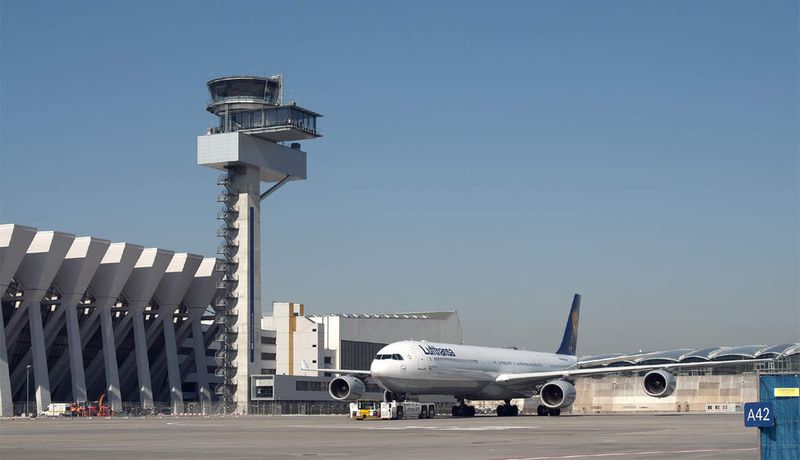 Die Mitarbeiter der DFS koordinieren täglich bis zu 10.000 Flugbewegungen im deutschen Luftraum – im Jahr rund drei Millionen – wie hier am Flughafen Frankfurt/Main.