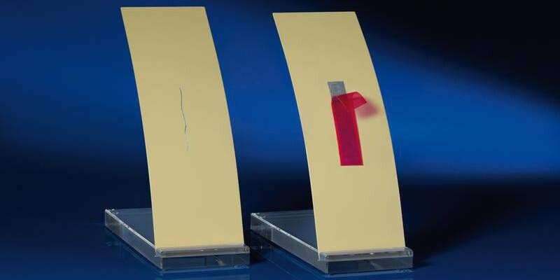 Anwendung des Beizklebebands vor der Reparatur eines Lackschadens. Der Lack wird durch Schleifen entfernt, das Beizband zur Vorbehandlung der Metalloberfläche aufgebracht. Nach dem Abziehen des Klebebands und einer kurzen Reinigung mit einem feuchten Tuch kann die Oberfläche neu lackiert werden.