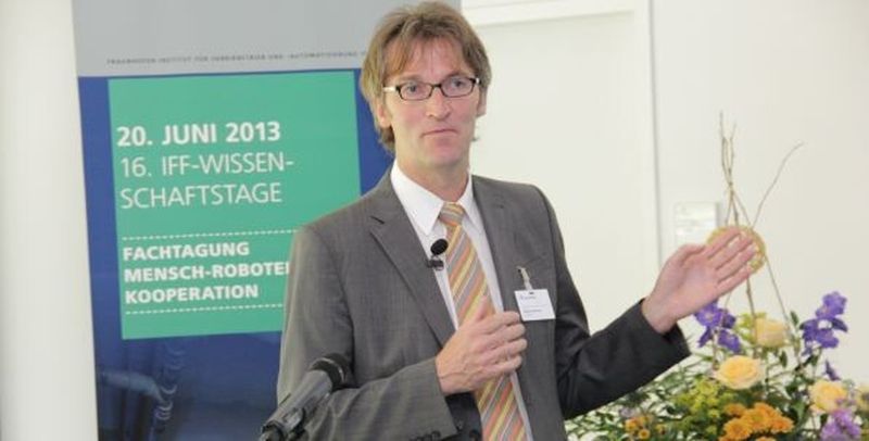 „Die Robotik befindet sich an einem Wendepunkt und entwickelt sich über die klassische Industrierobotik hin zum modernen Assistenzroboter”, urteilt Dr. Norbert Elkmann, Geschäftsffeldleiter Robotersysteme beim Fraunhofer-Institut für Fabrikbetrieb und -automatisierung IFF.