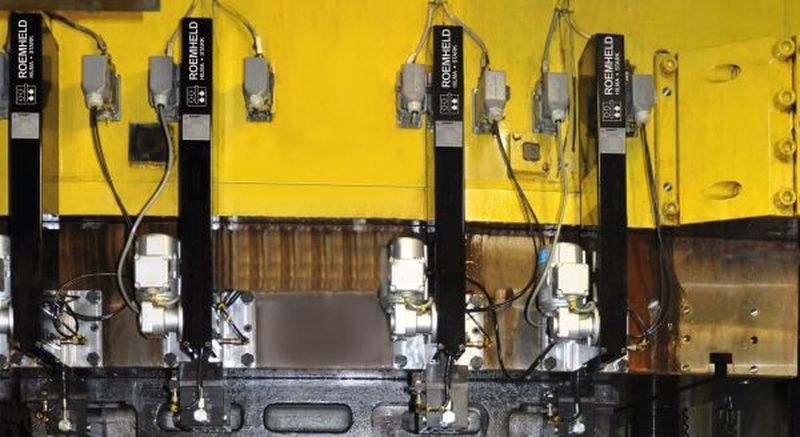 Bild 1: Hydraulische Schnellspannsysteme mit Zug-Schubkette im Einsatz auf einer Siempelkamp-Stanzpresse.