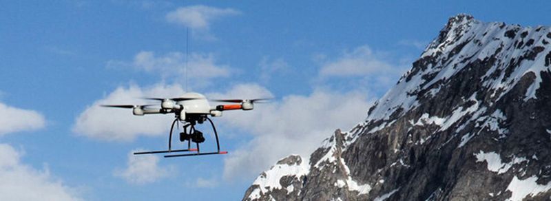 Kleine Drone vor großen Bergen: Die md4-1000 vor dem Gotthardmassiv bei ihrem Rekordflug über die Alpen