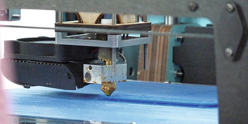 Die günstigen Drucker arbeiten meist im Fused Deposition Modeling-Verfahren, indem drahtförmiges Kunststoffmaterial verflüssigt wird.