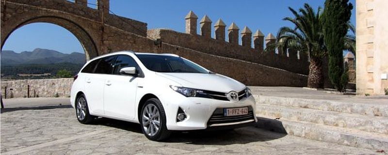 Der Toyota Auris Touring Sports ist der erste kompakte Kombi mit Vollhybrid-Antrieb.