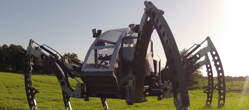 Der Spinnenroboter geht auf sechs Riesenbeinen aus den Filmstudios in denNationalpark.