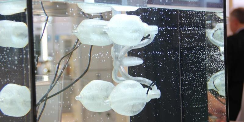 Vier elastische Kunststoffbälle pumpen Wasser und sorgen so für den erforderlichen Vortrieb. Das Antriebssystem wurde mit dem generativen Fertigungsverfahren Fused Deposition Modeling hergestellt.