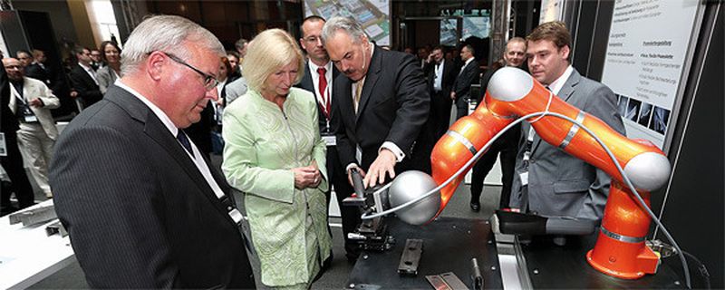 Dr. Hubert Waltl, Mitglied des Vorstands der Marke Volkswagen für den Bereich Produktion und Logistik, Prof. Dr. Johanna Wanka, Bundesministerin für Bildung und Forschung und Dr. Albrecht Stalmann, Volkswagen AG, (von links) am Projektstand „Neue lasergestützte Leichtbauverfahren für kleine und mittlere Stückzahlen“ der Innovationsallianz InnoCaT.
