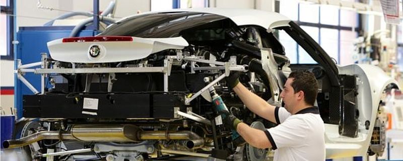 Serientauglich und für die Straße: Montage des neuen Alfa Romeo 4C. Der Sportwagen mit dem neuartigen Karosseriekonzept kommt in diesem Herbst zu den Kunden.