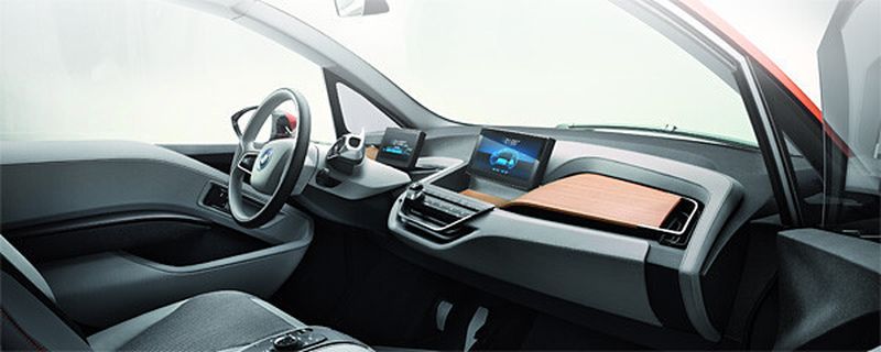 Für den BMW i3 und i8 wurden zum Projektstart erstmals fixe Nachhaltigkeitsziele über die gesamte Wertschöpfungskette definiert. So wird zum Beispiel das offenporige Holz im Interieur nur mit einer dünnen Schutzschicht gegen Sonneneinwirkung geschützt. diese beträgt gerade mal ein Zehntel der sonst üblichen Lackschichten für Holz-Interieurteile.