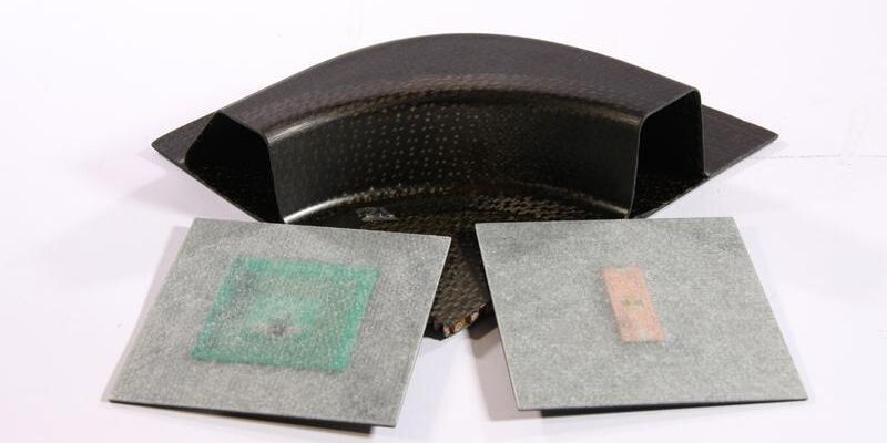 Um RFID-Tags in Faserverbundstoffe einzubauen, sind extradünne Antennen notwendig (rechte Seite: UHF-, linke Seite: HF-Transponder).