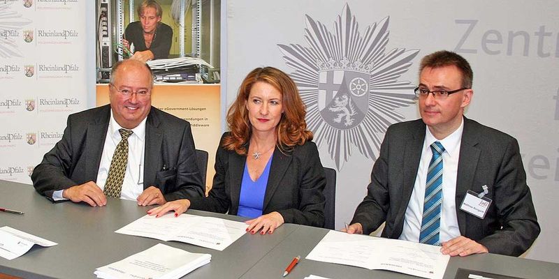 Dr. Hannes Bardach, Vorstandsvorsitzender Frequentis AG, Heike Raab, Staatssekretärin Ministerium des Innern, für Sport und Infrastruktur Rheinland-Pfalz, Matthias Bongarth, Geschäftsführer Landesbetrieb Daten und Information (v.l.n.r.) bei der Vertragsunterzeichnung