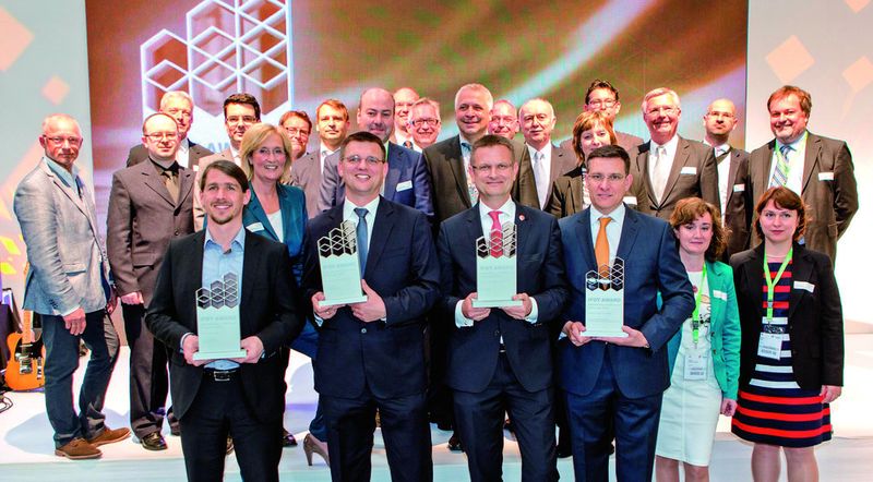 Die Protagonisten des 1. IFOY-Awards – Im Vordergrund die Vertreter der drei Gewinnerunternehmen Crown, Jungheinrich und Still, dahinter die Laudatoren und Jury-Mitglieder.