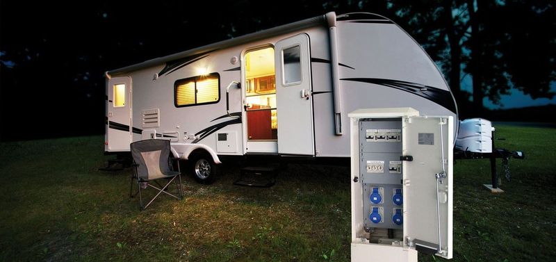 Moderner Campingurlaub ist heute häufig gleichbedeutend mit Wohnwagen oder Wohnmobil, die mit elektrischer Energie versorgt werden müssen.