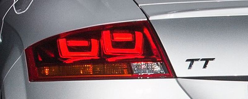 Audi, Philips, Automotive Lighting, Merck und die Universität zu Köln haben den erfolgreichen Abschluss des Projektes „OLED-3D“ bekannt gegeben. In dessen Rahemn ist es erstmals gelungen, großflächige, dreidimensional geformte organische Leuchtdioden (OLEDs) herzustellen und diese als Heckleuchte in ein Automobil zu montieren.
