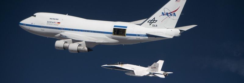 SOFIA in der Luft mit einer F/A-18 als Begleit- und Beobachtungsflugzeug