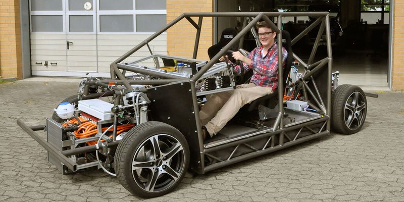 Torben Stolte, wissenschaftlicher Mitarbeiter am Institut für Regelungstechnik, am Steuer des MOBILE-Forschungsfahrzeugs.