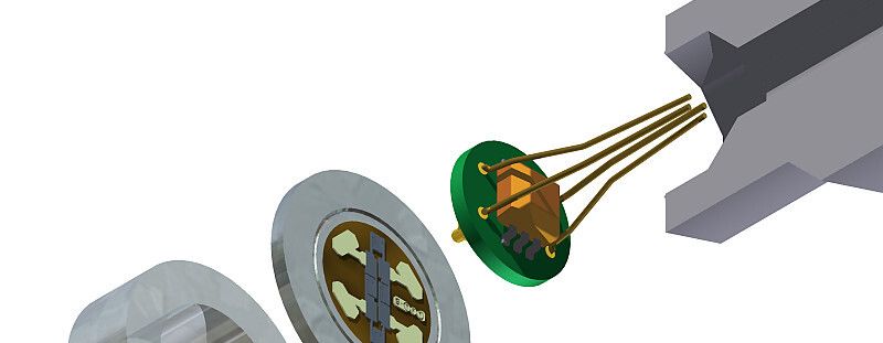 Die im Forschungsprojekt HoTSens zu entwickelnde Hochtemperatur-Systemlösung soll nicht nur bei 300 °C arbeiten, sondern auch wesentlich kompakter werden. Die Auswerteelektronik sitzt direkt hinter der Sensorik. So kann auf die bisher üblichen langen und störanfälligen Kabelverbindungen verzichtet werden. Die Explosionszeichnung zeigt Dünnfilmsensor, Hochtemperaturelektronik und Gehäuse im Detail.