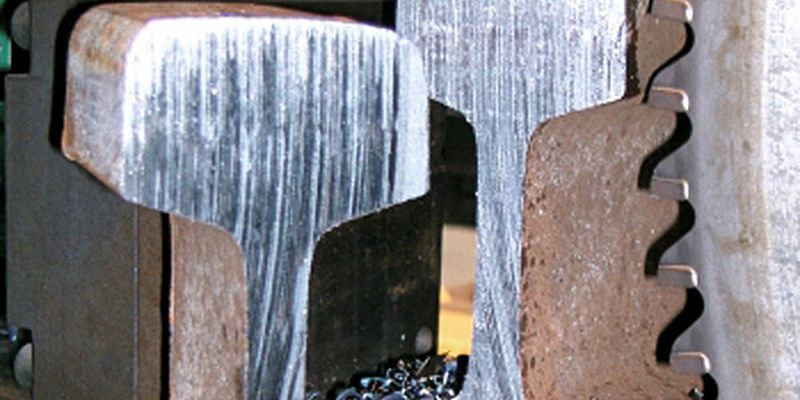 Produktivität und Automatisierung bestimmen die derzeitige Sägenentwicklung. Zum Klassiker Stahl gesellen sich heute immer stärker die schwer zerspanbaren Materialien mit hohem Nickel- und Chromgehalt, die den Sägespezialisten neue Herausforderungen stellen.
