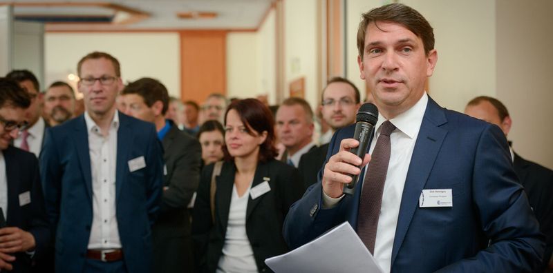 Dirk Henniges, Geschäftsführer der Compass Gruppe, begrüßt die Gäste.