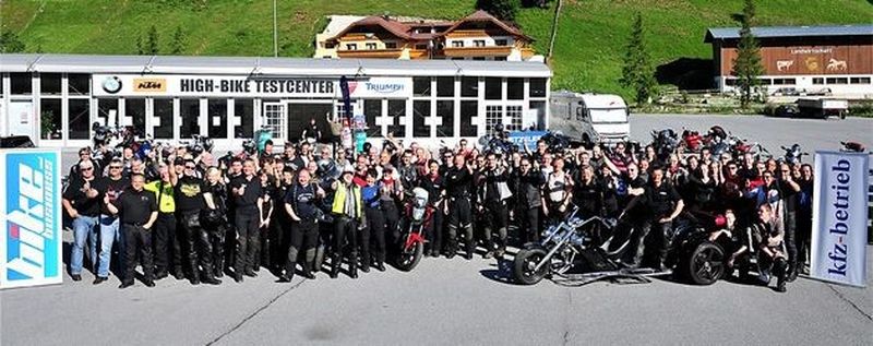 Gruppenbild aller Tourteilnehmer vor dem Highbike-Testcenter in Ischgl.