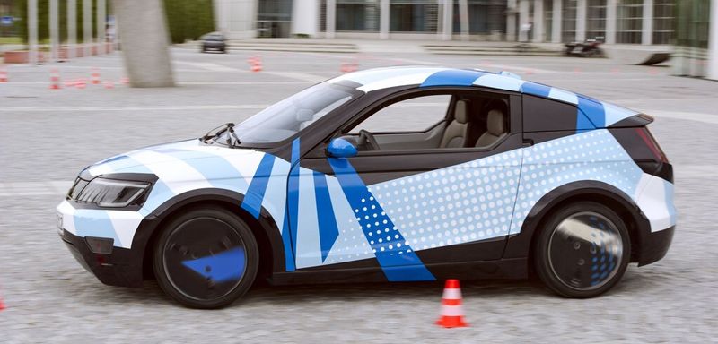 Das E-Mobil Visio.M fährt ferngesteuert auf dem Vorplatz der Fakultät für Maschinenwesen der TU München.