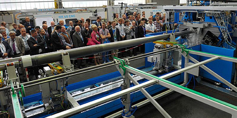 Demonstration der neuen Hochleistungsmaschine AFPM zur Herstellung von Laternenmasten.