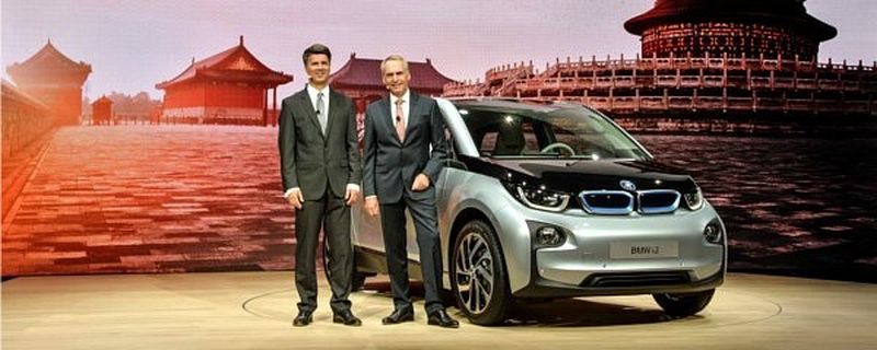 Weltpremiere BMW i3 in Peking, China: Dr. Friedrich Eichiner (rechts), Mitglied des Vorstands der BMW AG, Finanzen und Harald Krüger (links), Mitglied des Vorstands der BMW AG, Produktion.