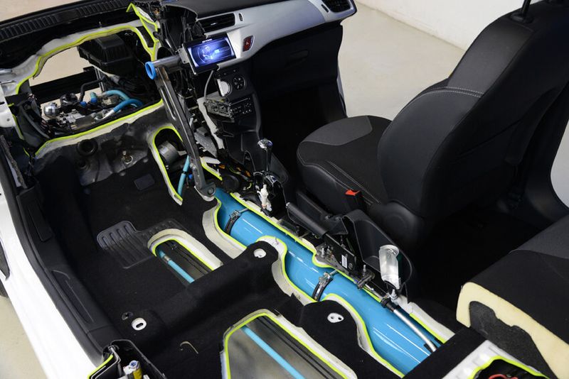 L’énergie des freinages est stockée dans le réservoir cylindrique haute pression HP (azote sec sous 250 bars) en acier, placé horizontalement, en partie centrale sous le plancher de la voiture.