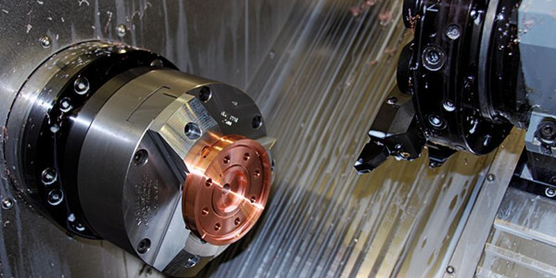 Doch bevor ein Blick in die Materie gemacht wird, ein Blick in die Hembrug «Mikroturn 200 L»: Hier wird in Serie auf 0,5 µm genau gefertigt. In 11 Schritten bei 2/10 mm Übermass. Am Schluss wird mit Naturdiamant praktisch nur noch geglättet auf N1 bis N2.