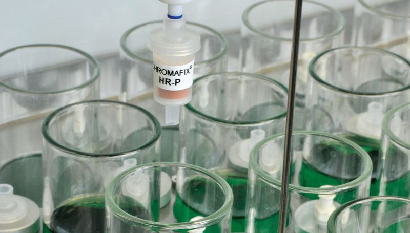 Abb. 1: Detailausschnitt des vollautomatischen Probenvorbereitungssystems APU 28 SPE.