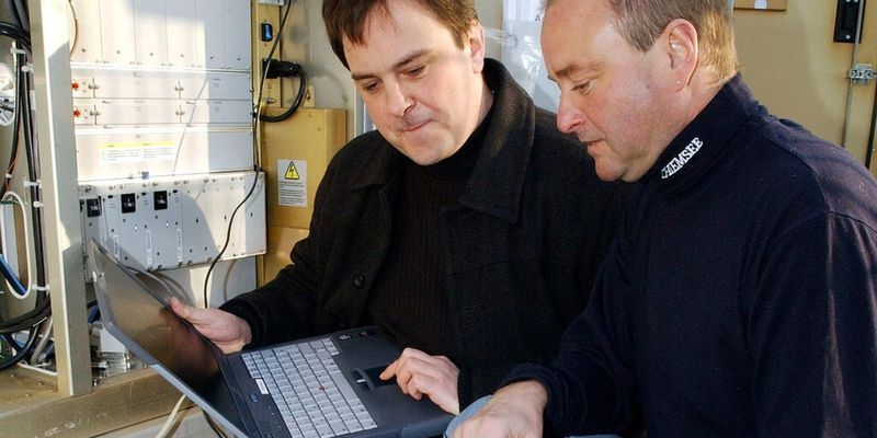 DB-Systel-Mitarbeiter prüfen die GSM-R-Technik.