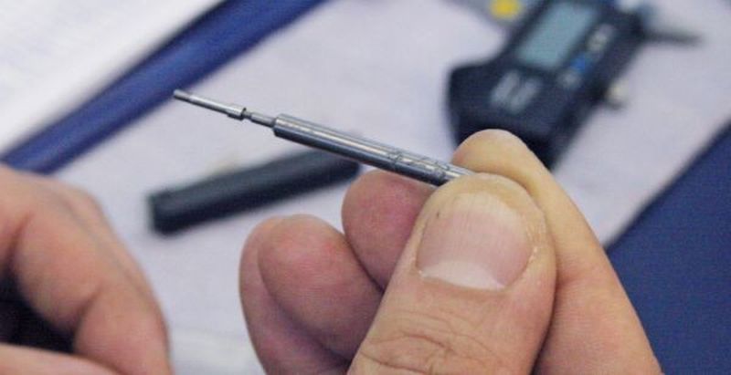 Bild 1: Die Kontrolllehre zeigt, dass ein Dentalimplantat präzise nach den Vorgaben gefertigt wurde – nicht zuletzt auch dank der genauen Ausrichtung der Werkzeugspindeln.