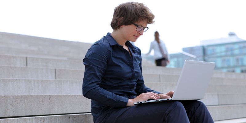 Der Einzug mobiler und in leistungsfähige Netze eingebundener Endgeräte in die Arbeitswelt transformiert Wirtschaft und Gesellschaft, zeigt die Bitkom-Studie „Arbeit 3.0“.
