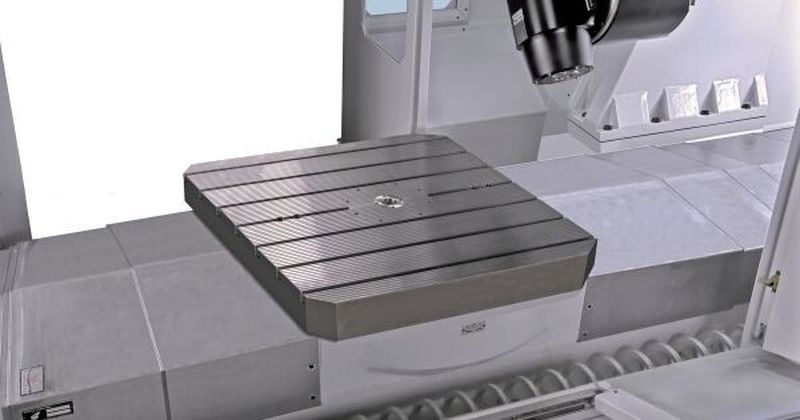 Das Modell Roller verfügt den drei Linearachsen verfügt über 2 stufenlose Rundachsen, die über Torque-Motoren angetrieben werden.