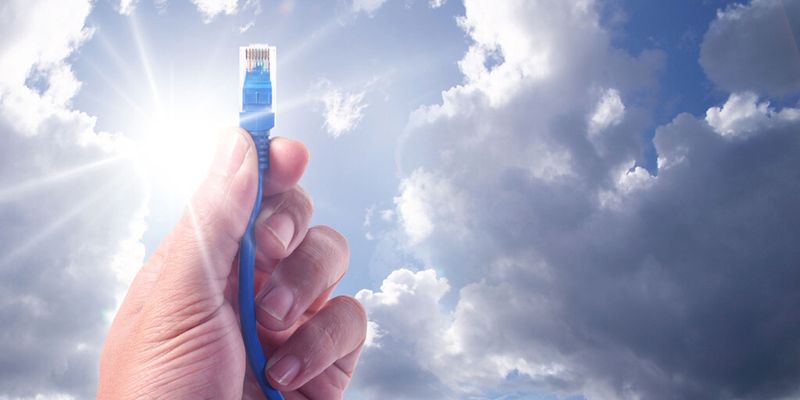 Die Umsetzung einer Cloud-Strategie in Unternehmen ist nicht nur „plug & play“, sondern erfordert grundlegende, praktische Überlegungen, auch hinsichtlich des IT Service Managements.