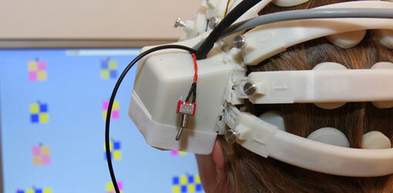 Der EEG-Helm aus dem 3D-Drucker misst die Gehirnsignale präzise.