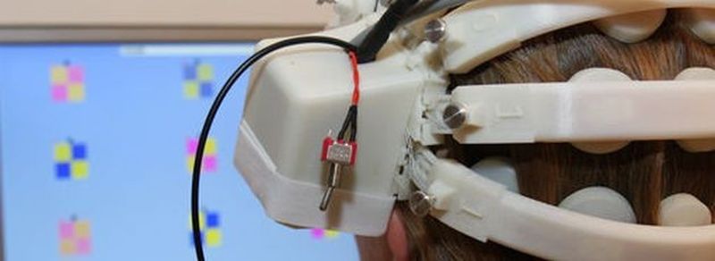 Der EEG-Helm aus dem 3D-Drucker misst die Gehirnsignale präzise.