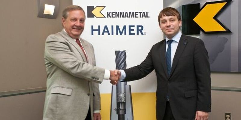 John Tucker (l.) und Andreas Haimer besigeln die Lizenzvereinbarung beider Unternehmen mit einem Handschlag.