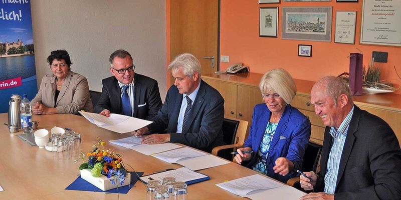 Giesela Schwarz, Kreistagspräsidentin des Kreistages Ludwigslust-Parchim; Matthias Effenberger, Geschäftsführer SIS Schweriner IT- und Service GmbH und Vorstand der Kommunalservice Mecklenburg AöR; Wolfgang Schmülling, Beigeordneter und 1. stellv. des Landrates des Landkreises Ludwigslust-Parchim; Angelika Gramkow, Oberbürgermeisterin Landeshauptstadt Schwerin sowie Dr. Wolfram Friedersdorff, Beigeordneter Dezernat III und 1. Stellvertreter der Oberbürgermeisterin (v. l.)