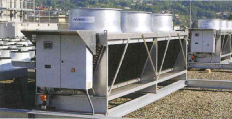 Ein Hybridkühler von der Firma Jaeggi Hybridtechnologie AG auf dem Dach eines Rechenzentrums in der Schweiz.