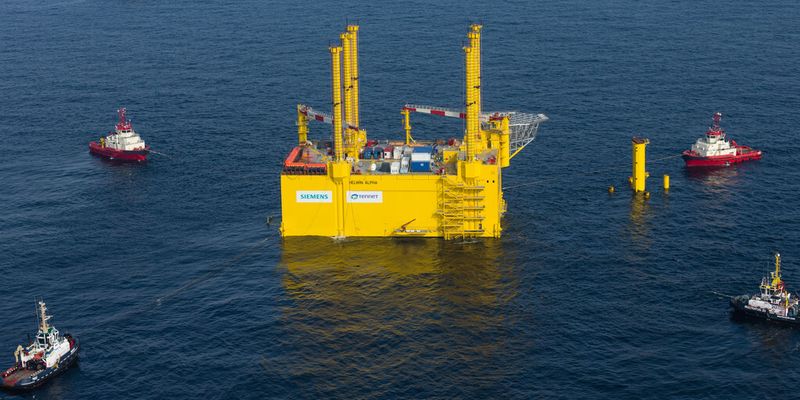 Siemens hat die HelWin1-Offshore-Plattform in der Nordsee installiert und damit die Netzanbindung von den Offshore-Windparks Nordsee Ost und Meerwind weiter vorangetrieben.