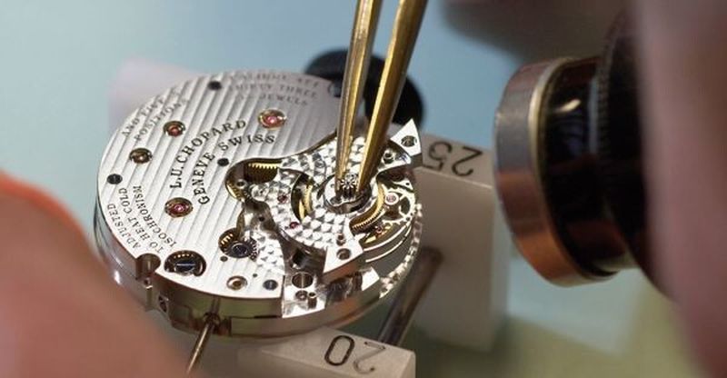 Bild 3: Die präzise gefertigten Rohteile aus der CNC-Werkstatt werden von erfahrenen Uhrmachern von Hand veredelt und montiert.