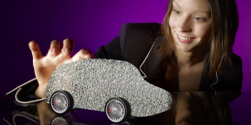 Metallschäume werden im Auto für den Leichtbau und Aufprallschutz verwendet.