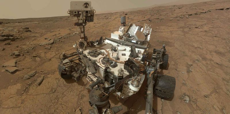 Selbstportrait des NASA-Marsrovers Curiosity. Es besteht aus 66 Fotos, die mit dem Mars Hand Lens Imager (MAHLI) des Rovers im Laufe des 177ten Marstages (Sol) nach der Landung aufgenommen worden sind (3. Februar 2013).