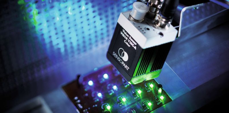 Mit einem Vision-Farbsensor wie dem Visor Color von Sensopart lassen sich auch aktive (selbstleuchtende) Farben erkennen. Hier im Bild werden die Elemente eines Automobil-Farbdisplays auf Funktion und korrekte Bestückung geprüft.In der Konfigurationssoftware werden die Farben und ihre Toleranzbereiche sowie die jeweiligen Positionen vorgegeben.