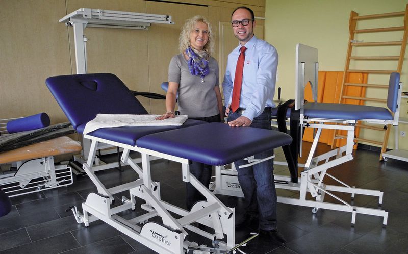 Fruchtbare Kooperation: Özpinar-Geschäftsführerin Jutta Gissler und Roemheld-Produktbereichsleiter Alexander Schul sind stolz auf die robusten Patientenliegen.